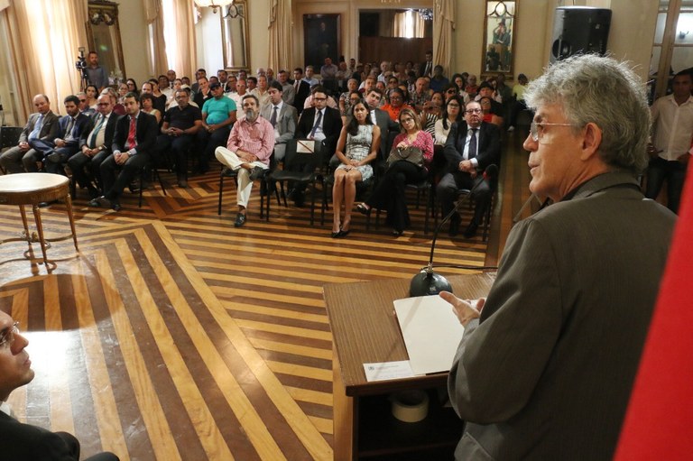 ricardo e autoridades assinam precatorios_foto francisco franaca (10).JPG