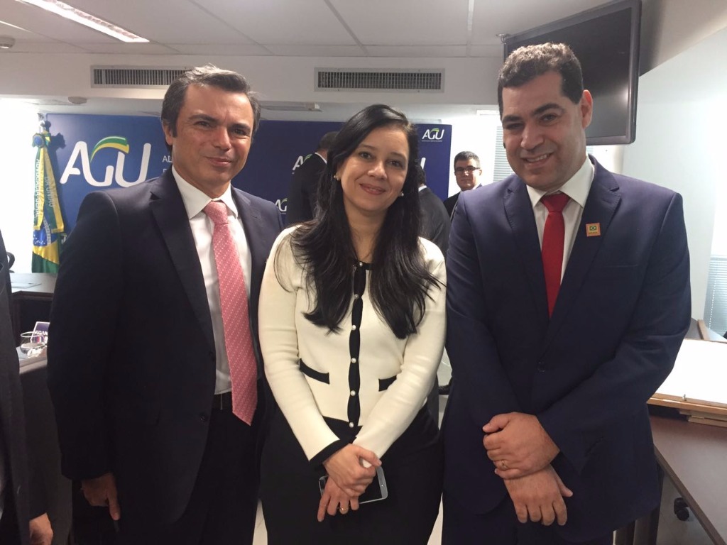 Gilberto Carneiro, com a ministra da AGU Grace Mendonça e o procurador-geral do Estado do Ceará Juvêncio Vasconcelos Viana.jpg