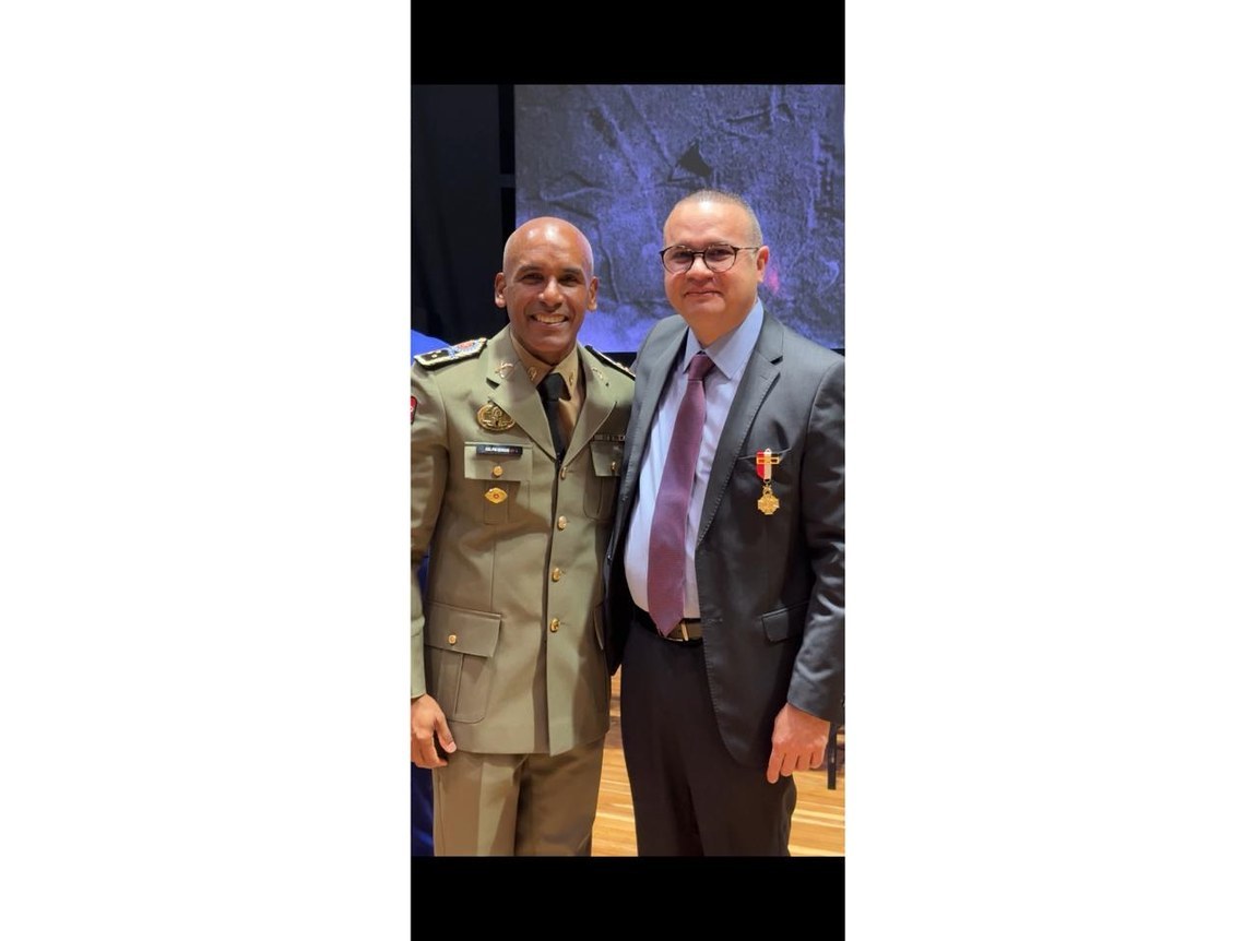Procurador-Geral do Estado recebe comenda da Polícia Militar na Capital